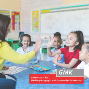 Gruppe von Kindern, ein Kind schlägt ein mit einer Lehrerin; rechts unten GMK-Logo