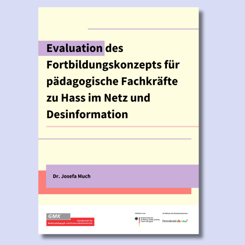 Deckblatt einer Broschüre mit dem Titel „Evaluation des Fortbildungskonzepts für pädagogische Fachkräfte zu Hass im Netz und Desinformation“ in schwarzer Schrift auf hellgelbem Hintergrund, akzentuiert durch lilafarbene und rosafarbene Balken; am unteren Rand steht der Name „Dr. Josefa Much“ auf einem lila Balken sowie die Logos der GMK, des Bundesministeriums für Familie, Senioren, Frauen und Jugend und des Bundesprogramms „Demokratie leben!“.