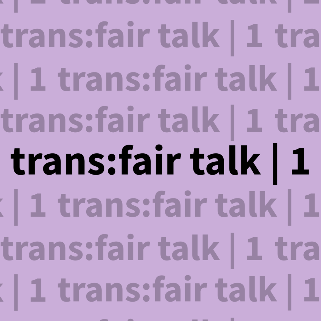 Grafische Kachel mit helllila Hintergrund, auf dem mehrmals in grauer Schrift „trans:fair talk | 1“ wiederholt wird; in der Mitte steht der Titel „trans:fair talk | 1“ in schwarzer, fett wirkender Schrift deutlich hervorgehoben.