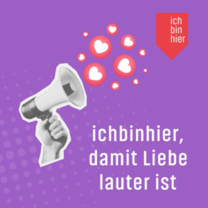 Hand hält ein Megafon, aus dem mehrere Herzsymbole aufsteigen, daneben rotes Logo mit Text 'ich bin hier' und Schriftzug 'ichbinhier, damit Liebe lauter ist' auf violettem Hintergrund